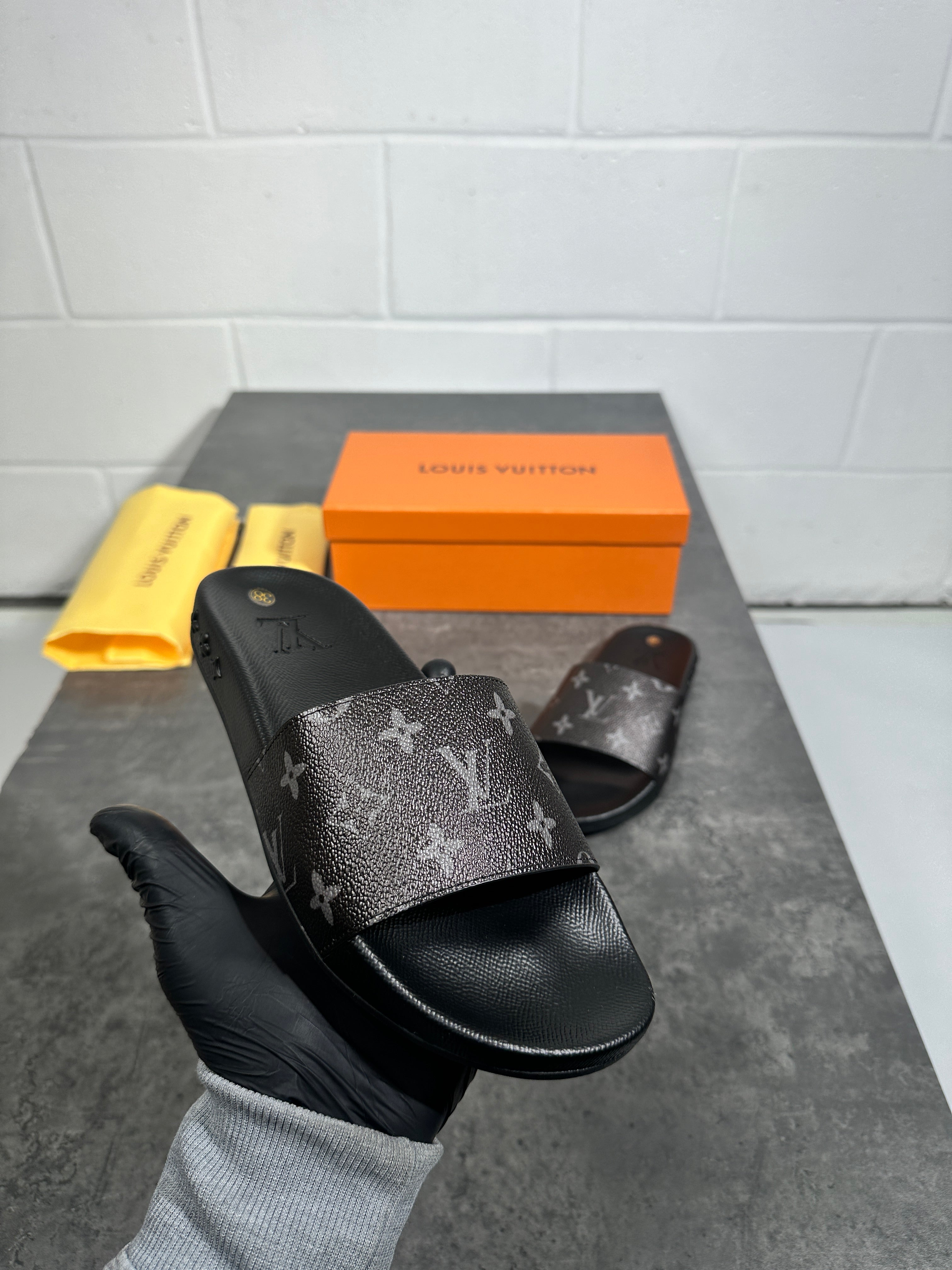 Louis Vuitton- Slides black