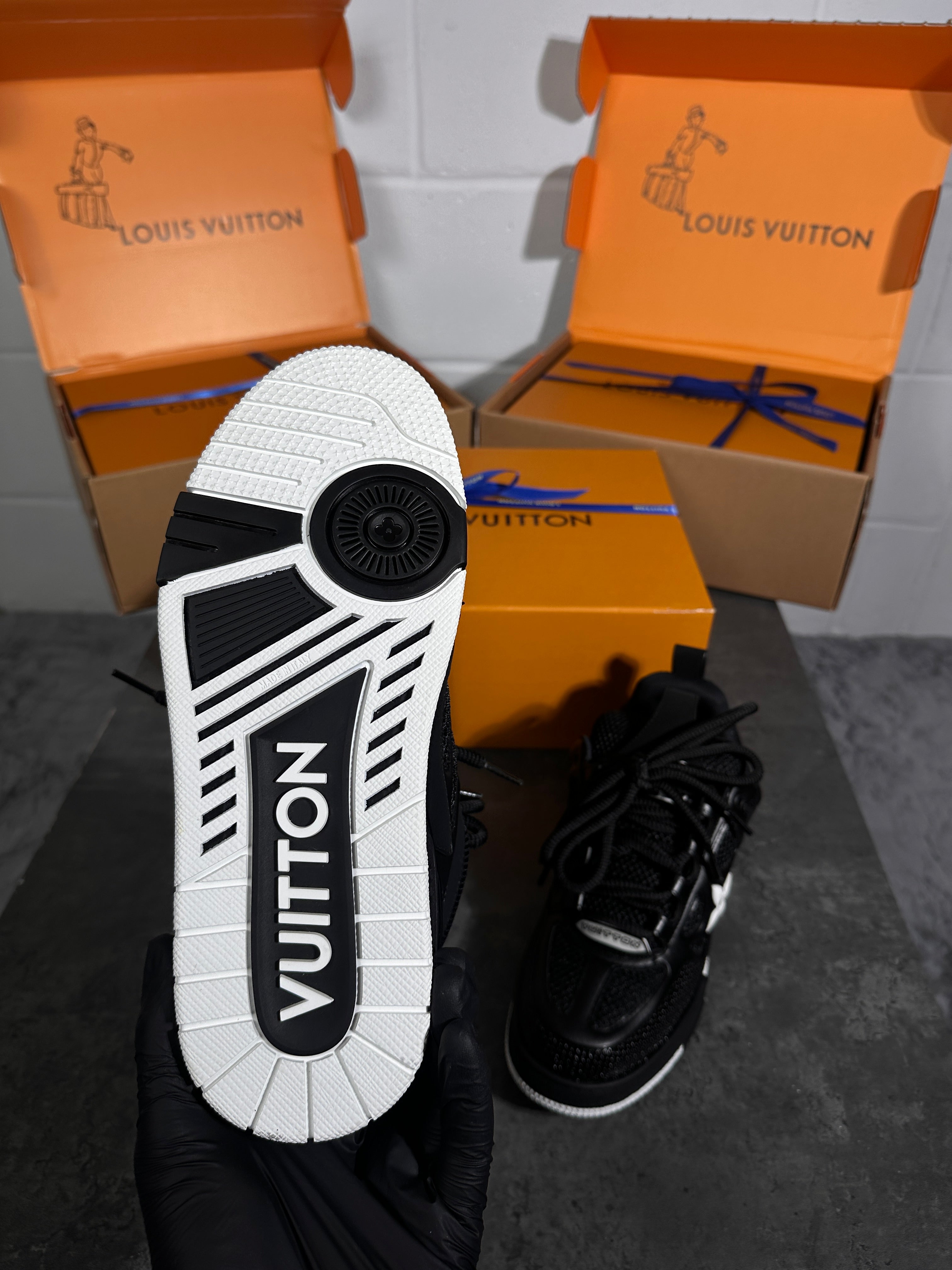 Lv skates balck n white