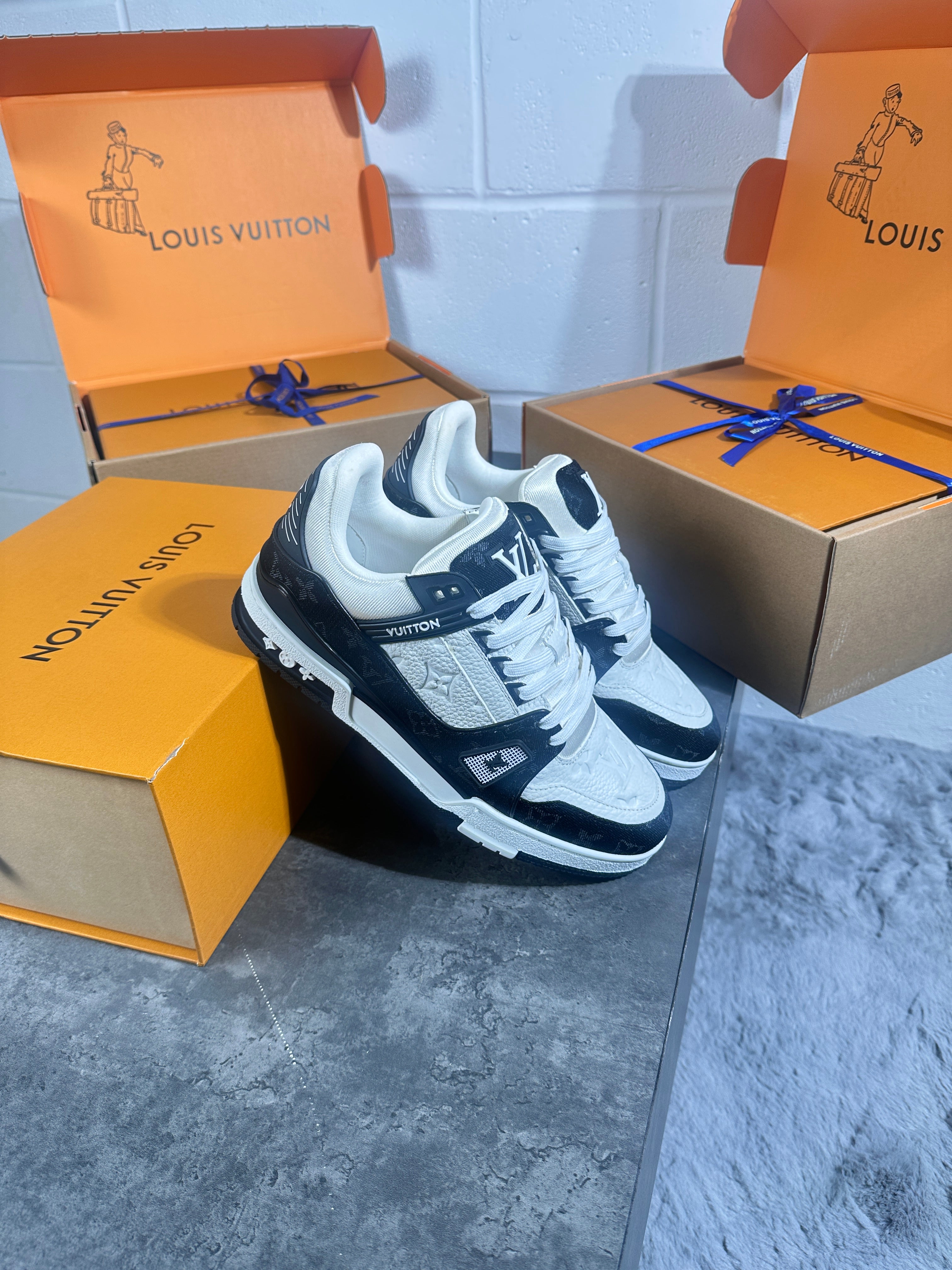 Lv trainer black n white