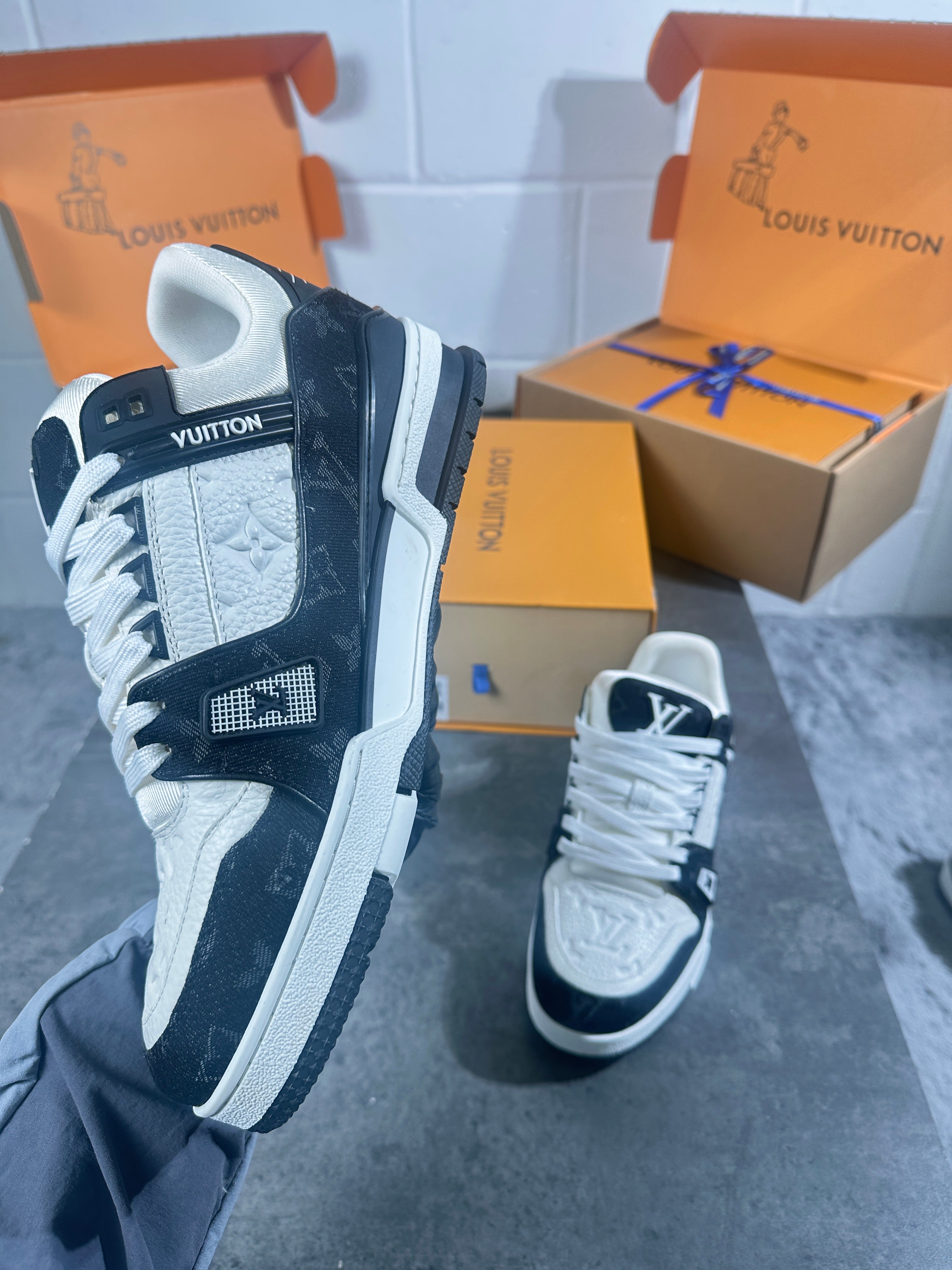 Lv trainer black n white