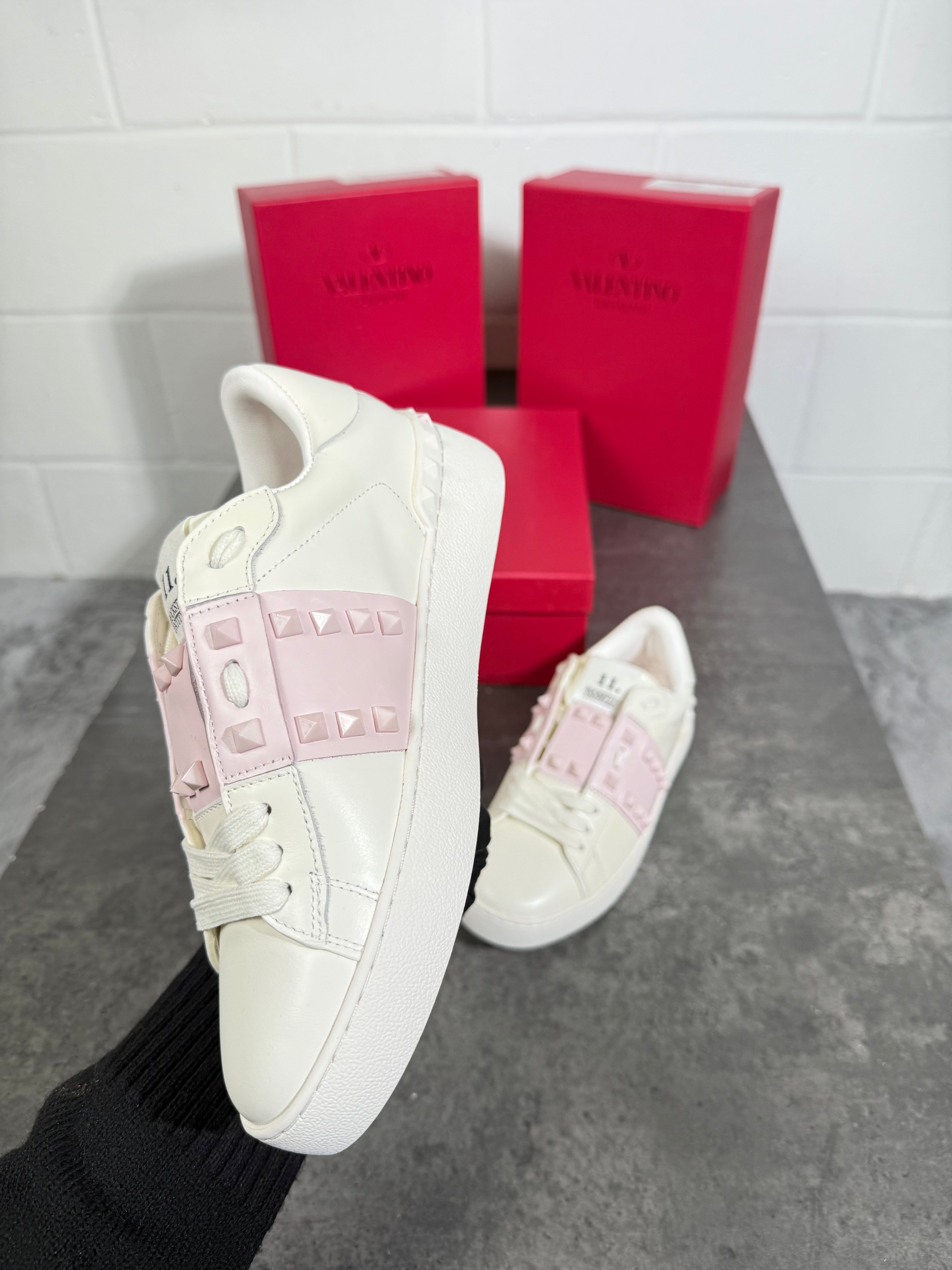 Ladies VLTN trainers pink n white