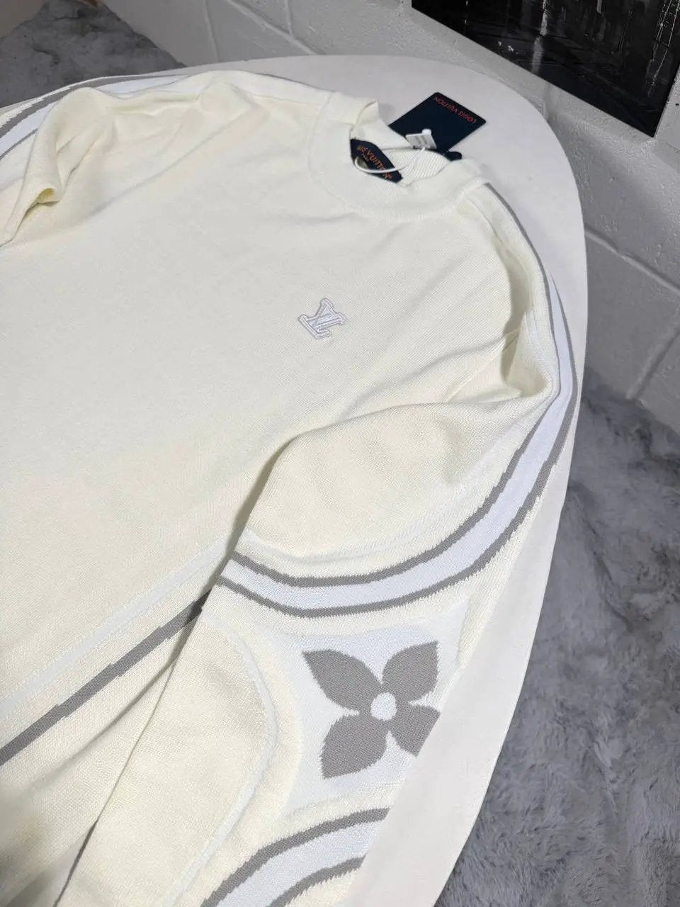 LVE GRAPHIC KNITTED CREWNECK by Stock supplier