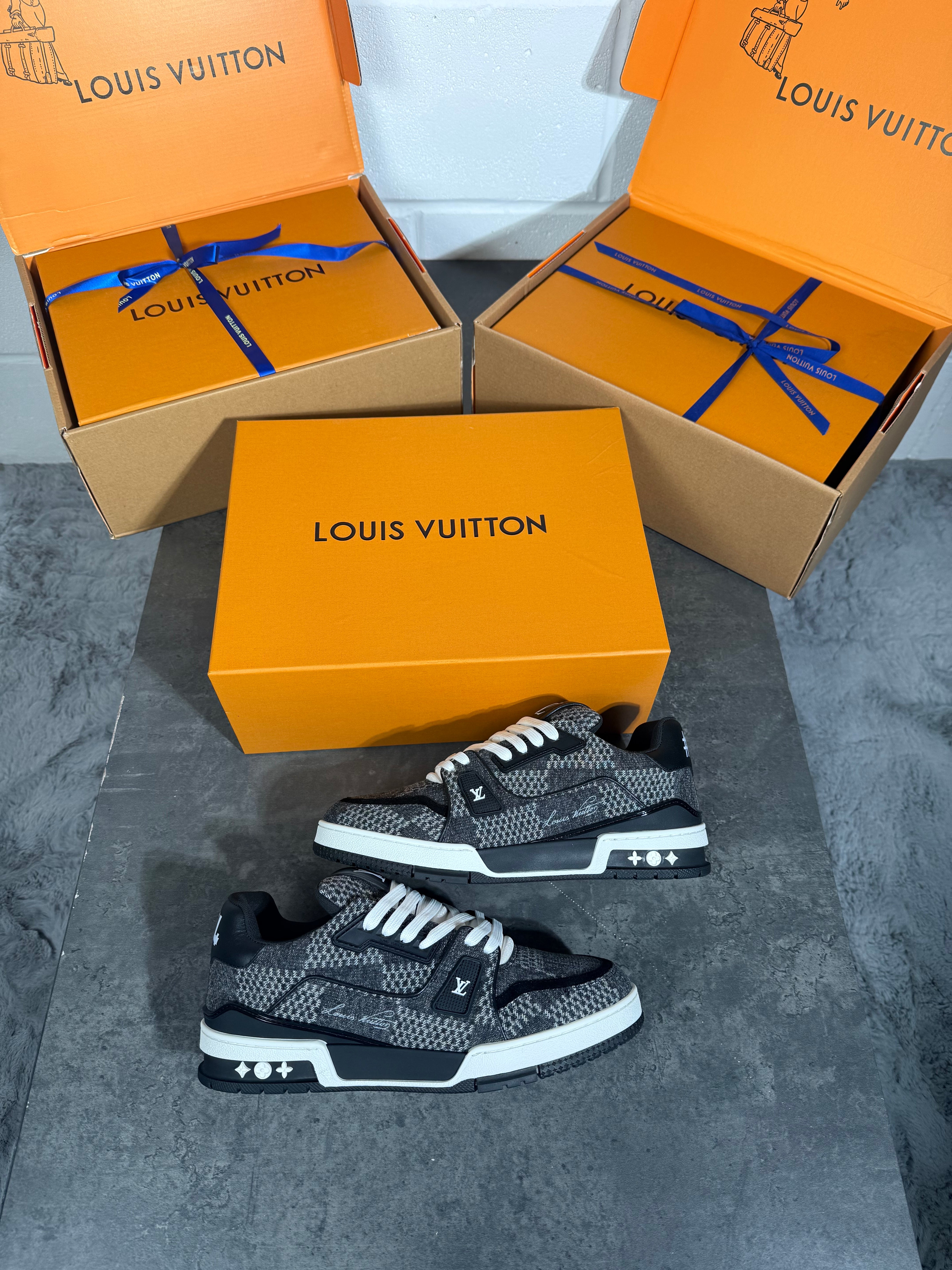 Lv trainer black n grey