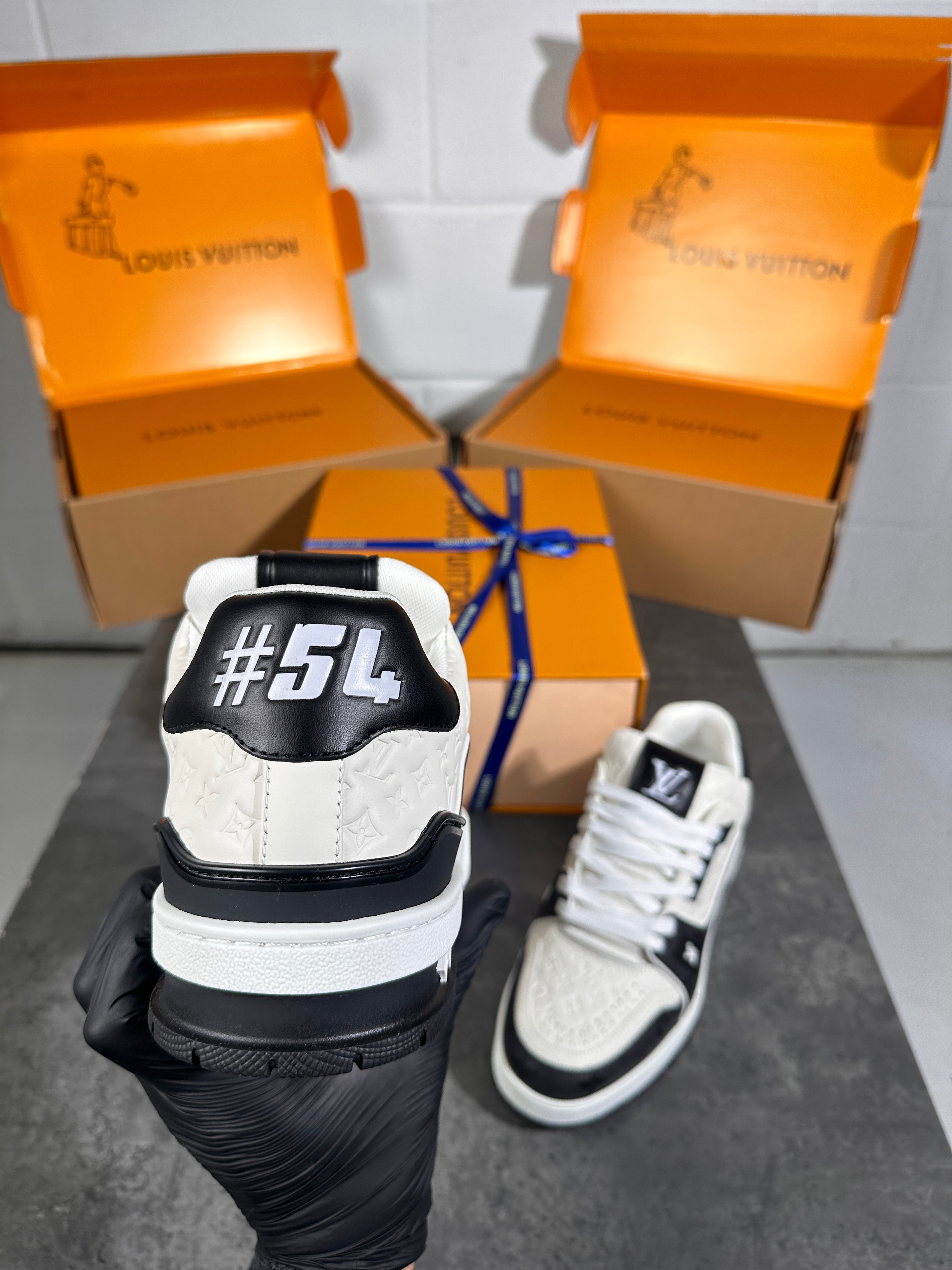 Louis Vittion logo trainers