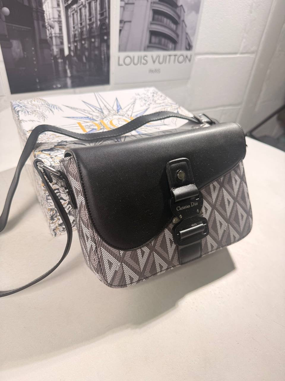 IOR MESSENGER BAG Stock supplier