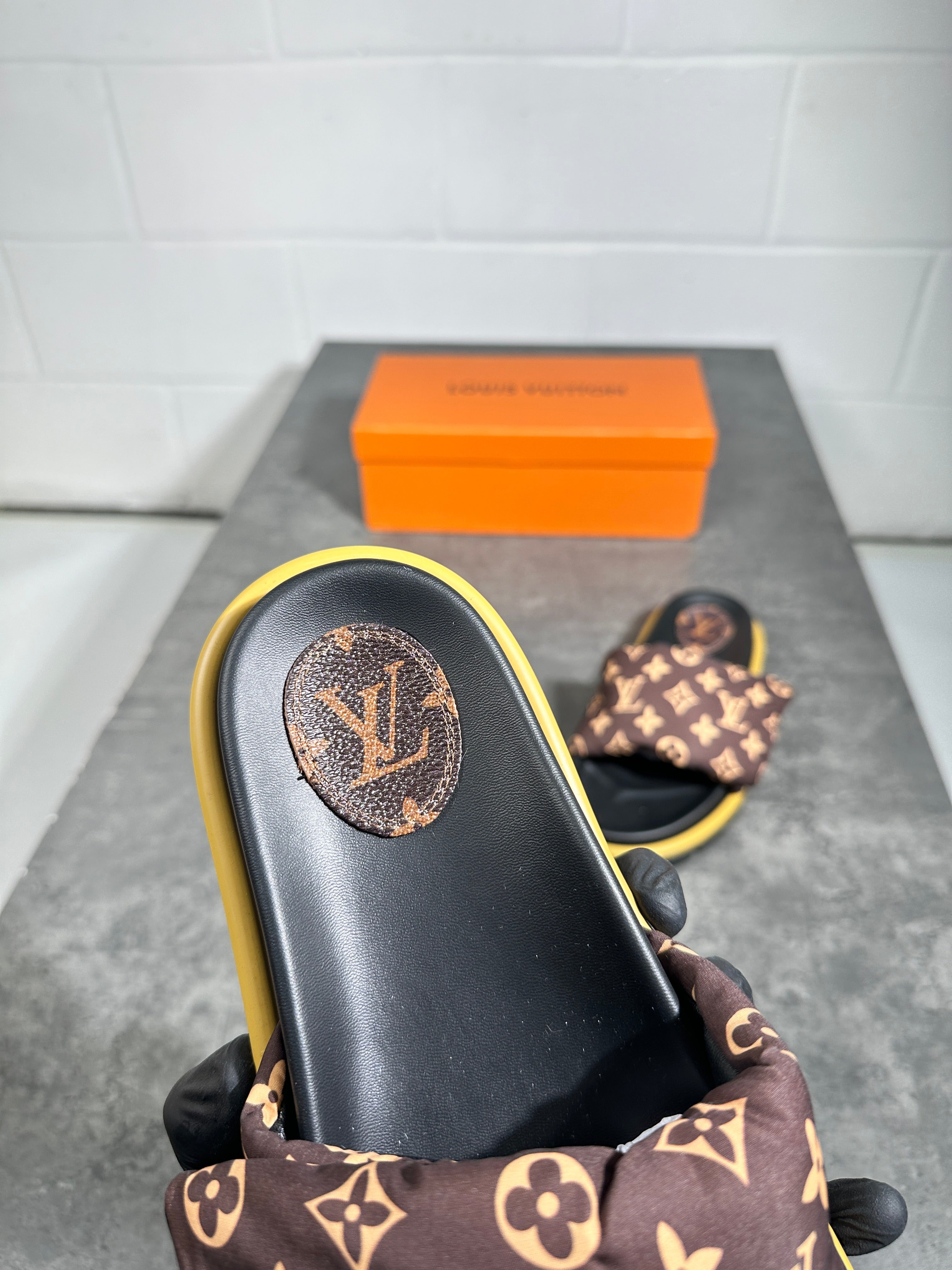 Lv - pillow slides brown