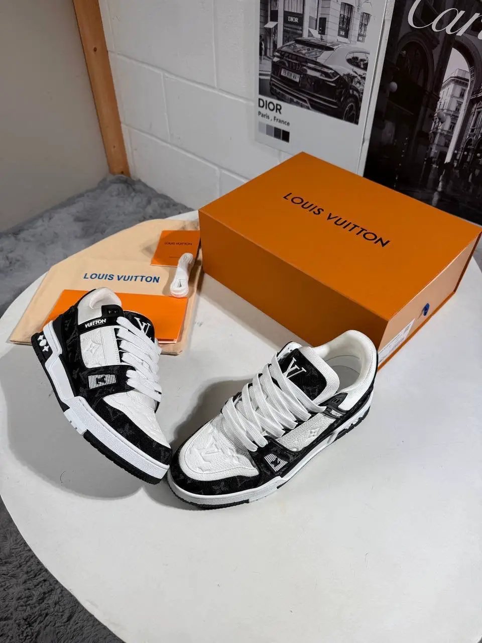 LVE TRAINERS BLACK & WHITE by Stock supplier