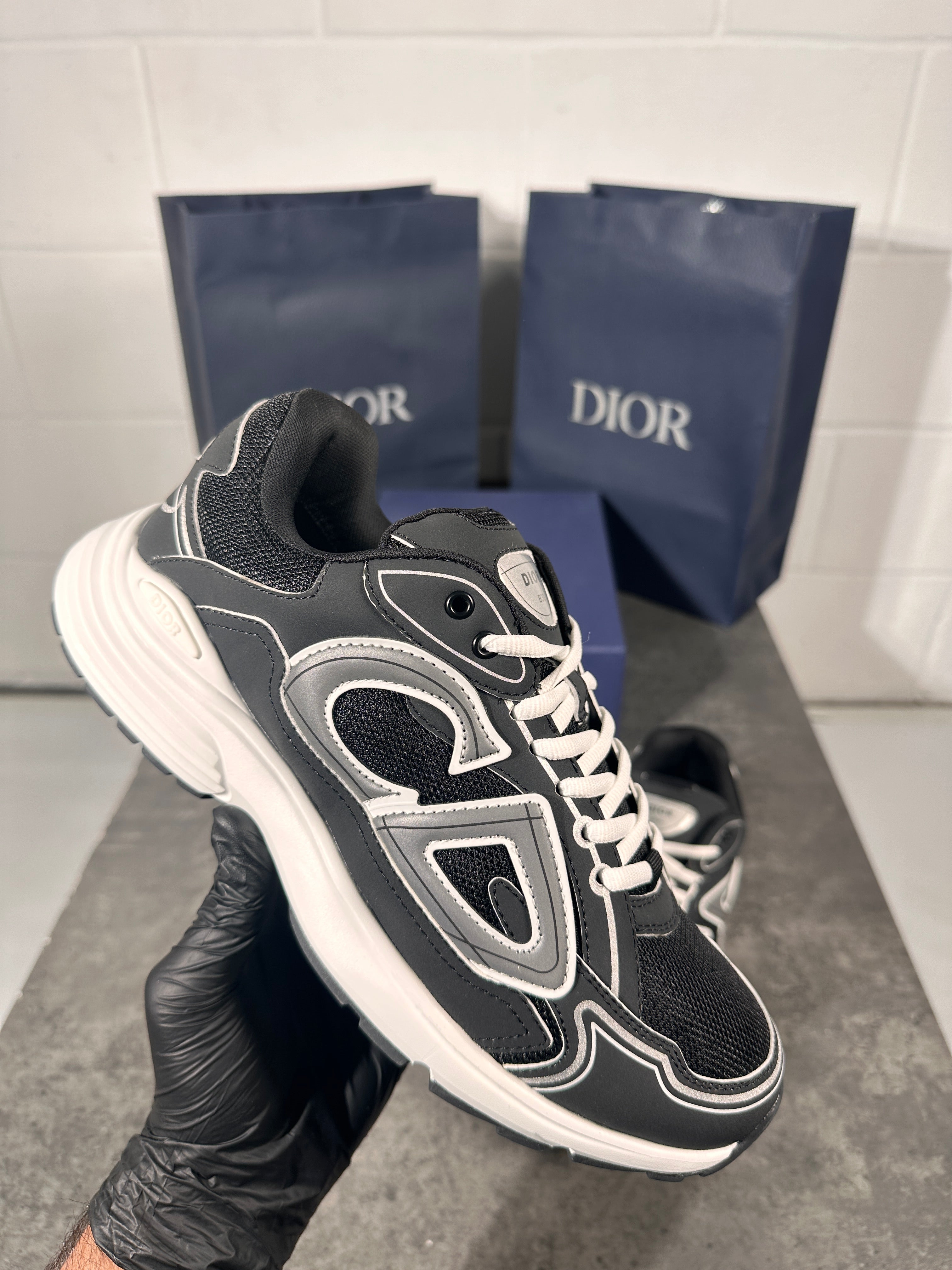 Dior mens trainers black and white best sale